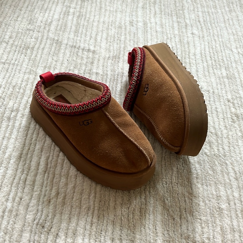 Women’s Ugg Tazz Platform Slippers in Chestnut - EUC